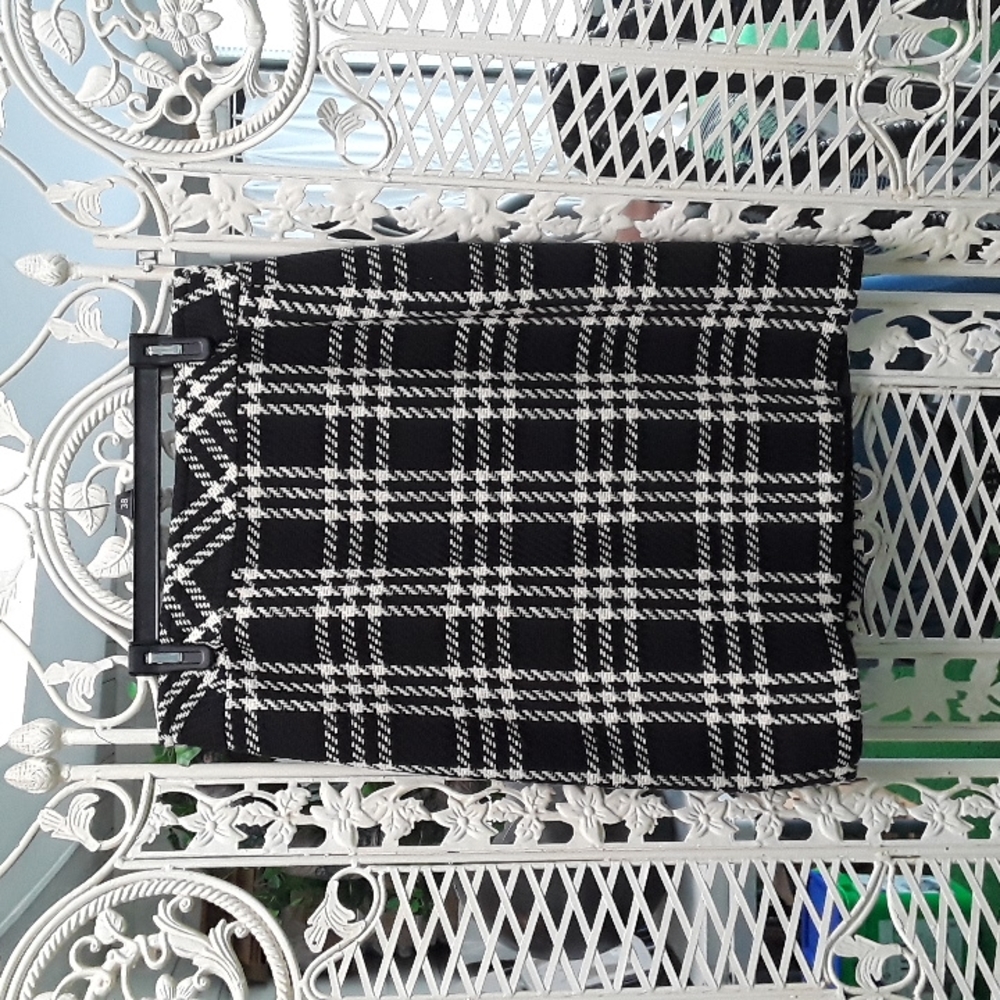 VILLAGER Bold Plaid Skirt